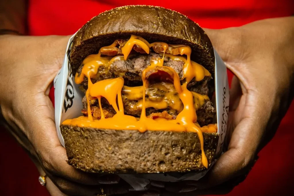 bak heerlijke hamburgers op een grillpan zonder pfas en teflon