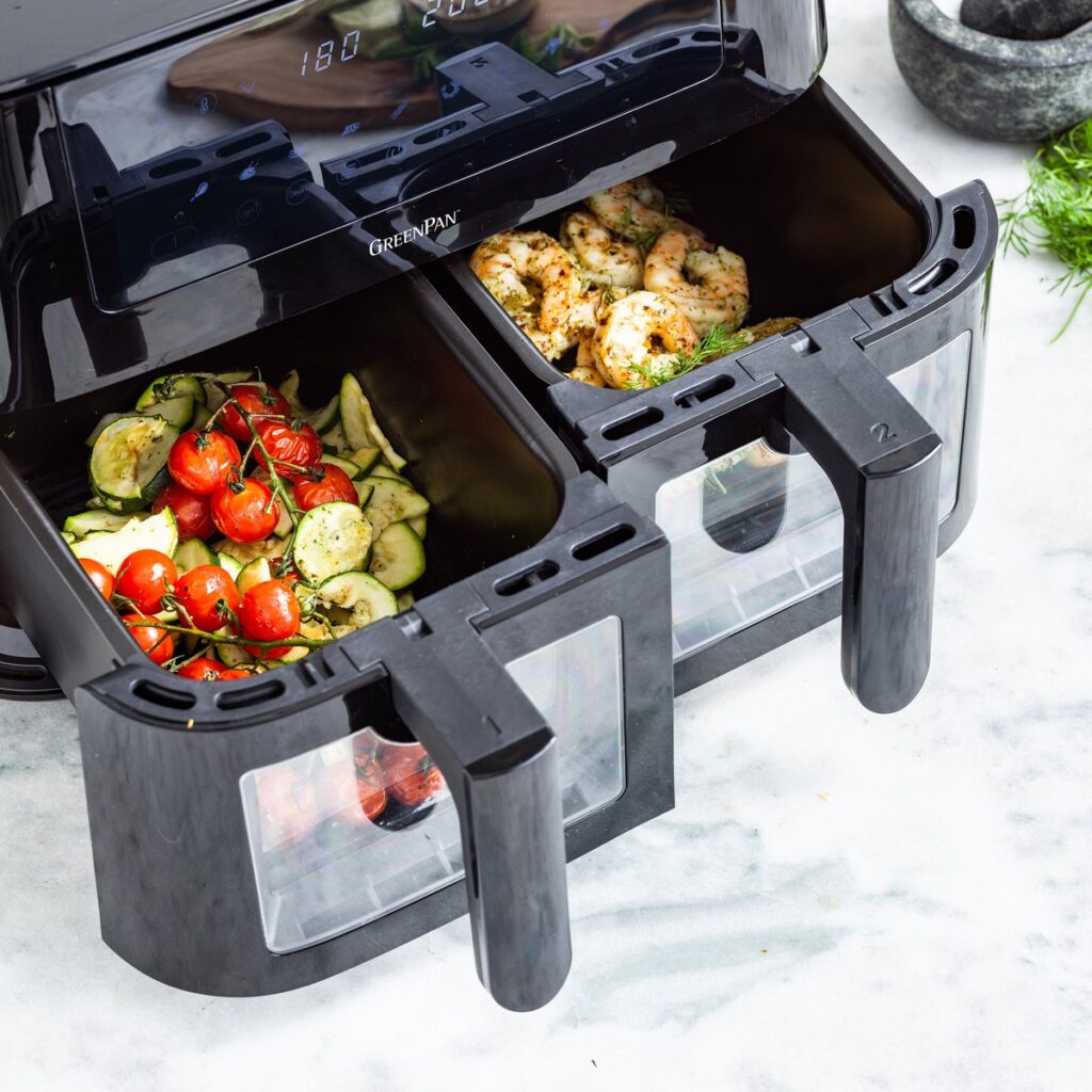 De GreenPan Bistro Dubbele Airfryer biedt je de mogelijkheid om op een gezonde manier te frituren, bakken, braden en grillen, geheel PFAS-vrij.