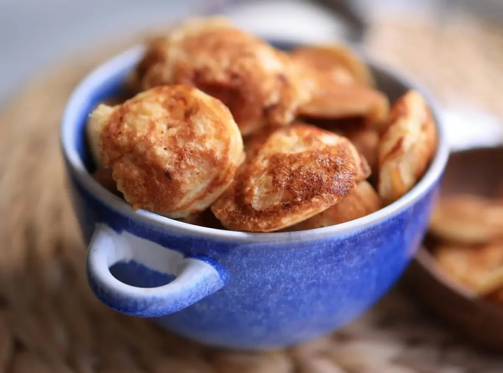 heerlijke poffertjes uit een gietijzeren poffertjespan